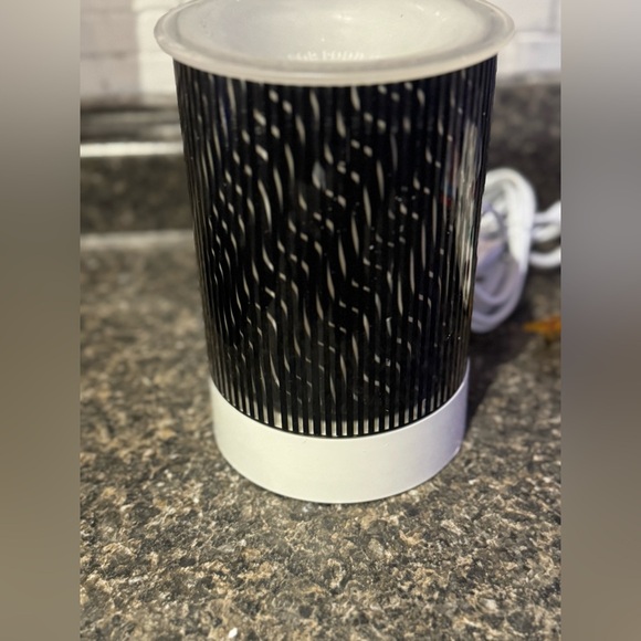 Scentsy Full Size Wax Warmer IN MOTION geometric spinning RETRO
Black & White - Picture 5 of 7